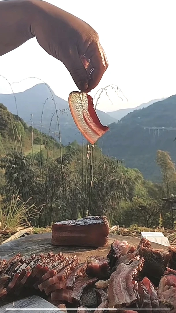 四川特产正宗农家柴火烟熏五花土猪腊肉