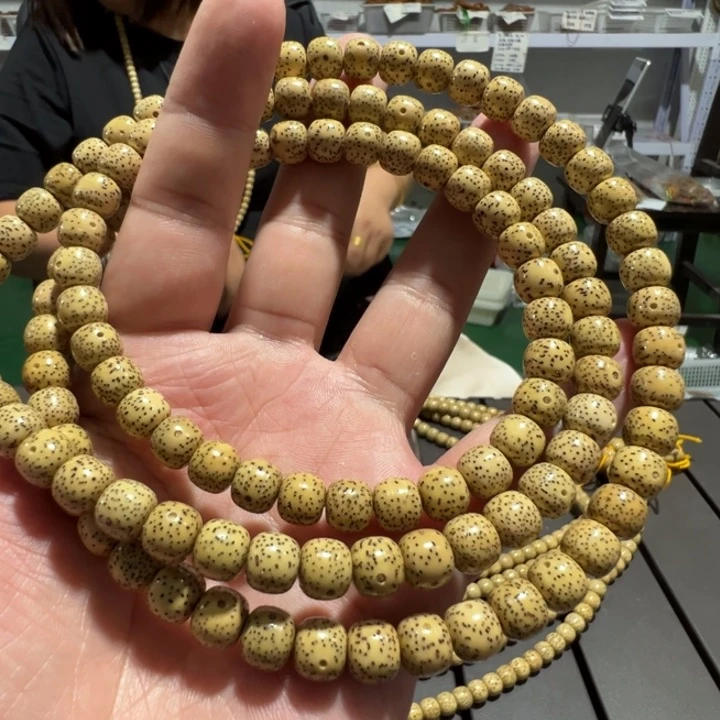 星月菩提手串鸡油黄9×8左右108颗