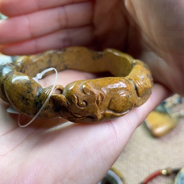 W***王未镶嵌手镯岫岩河磨玉（透闪石质玉）