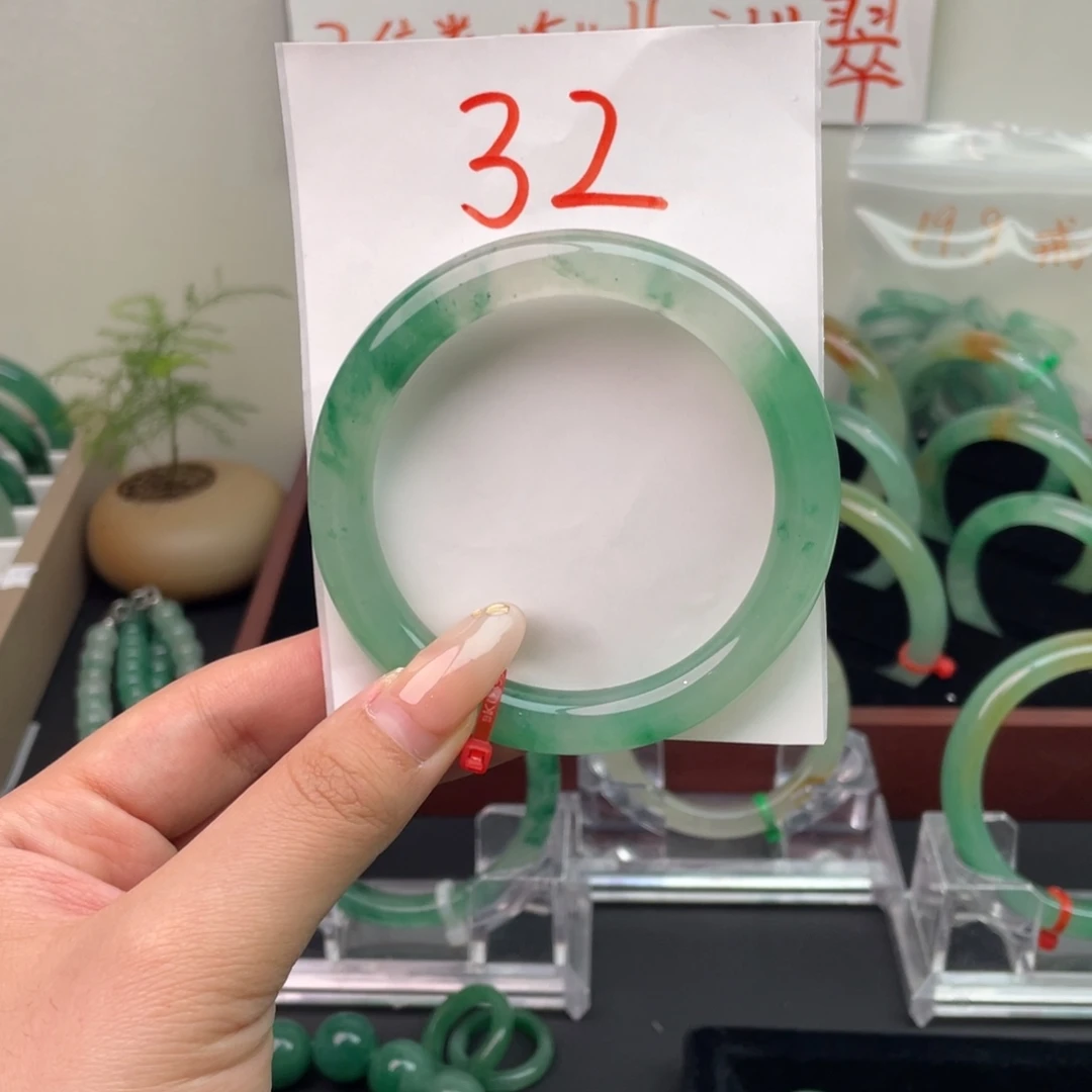 石英质玉（非洲翠）未镶嵌手镯32-59