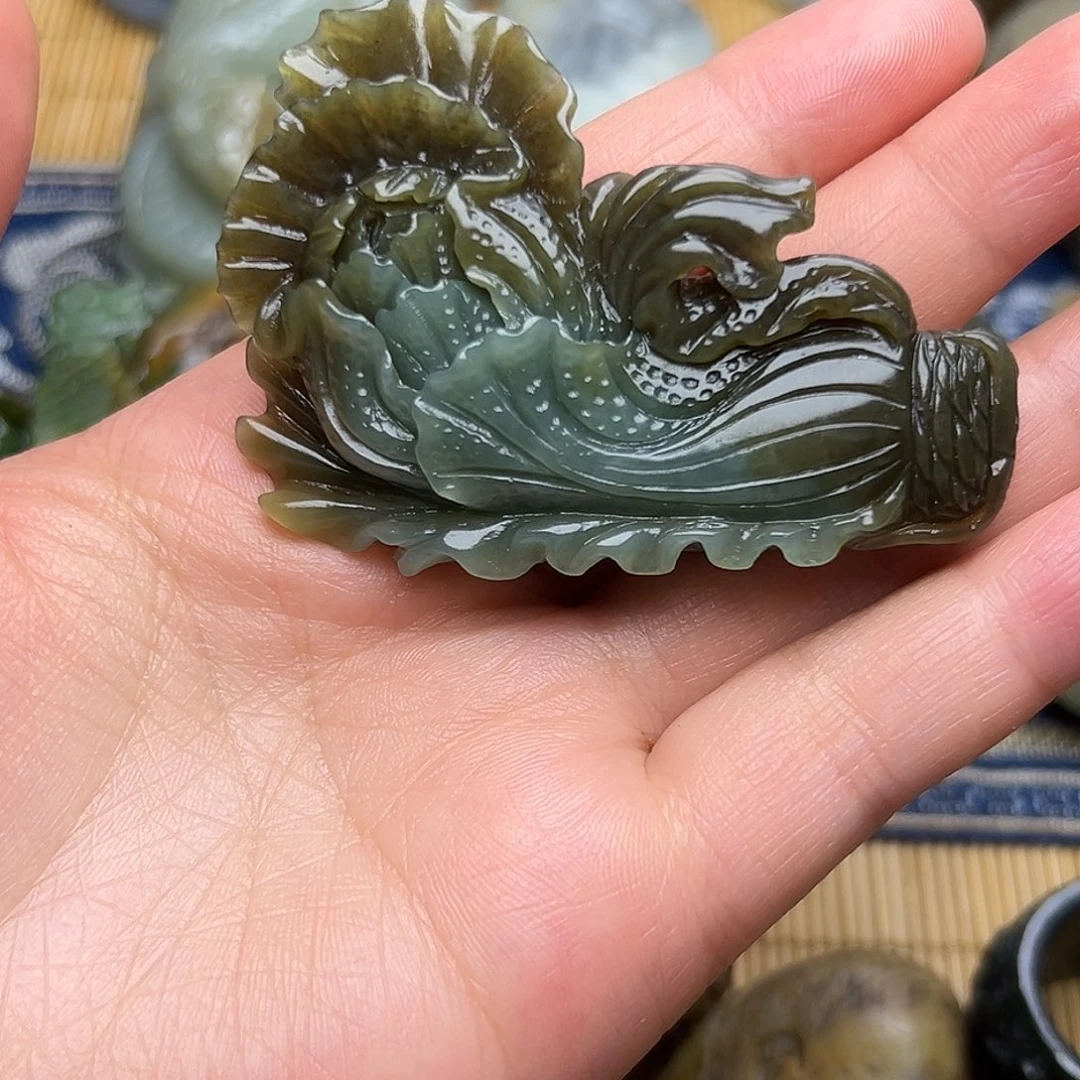 叶***红和田玉未镶嵌挂件