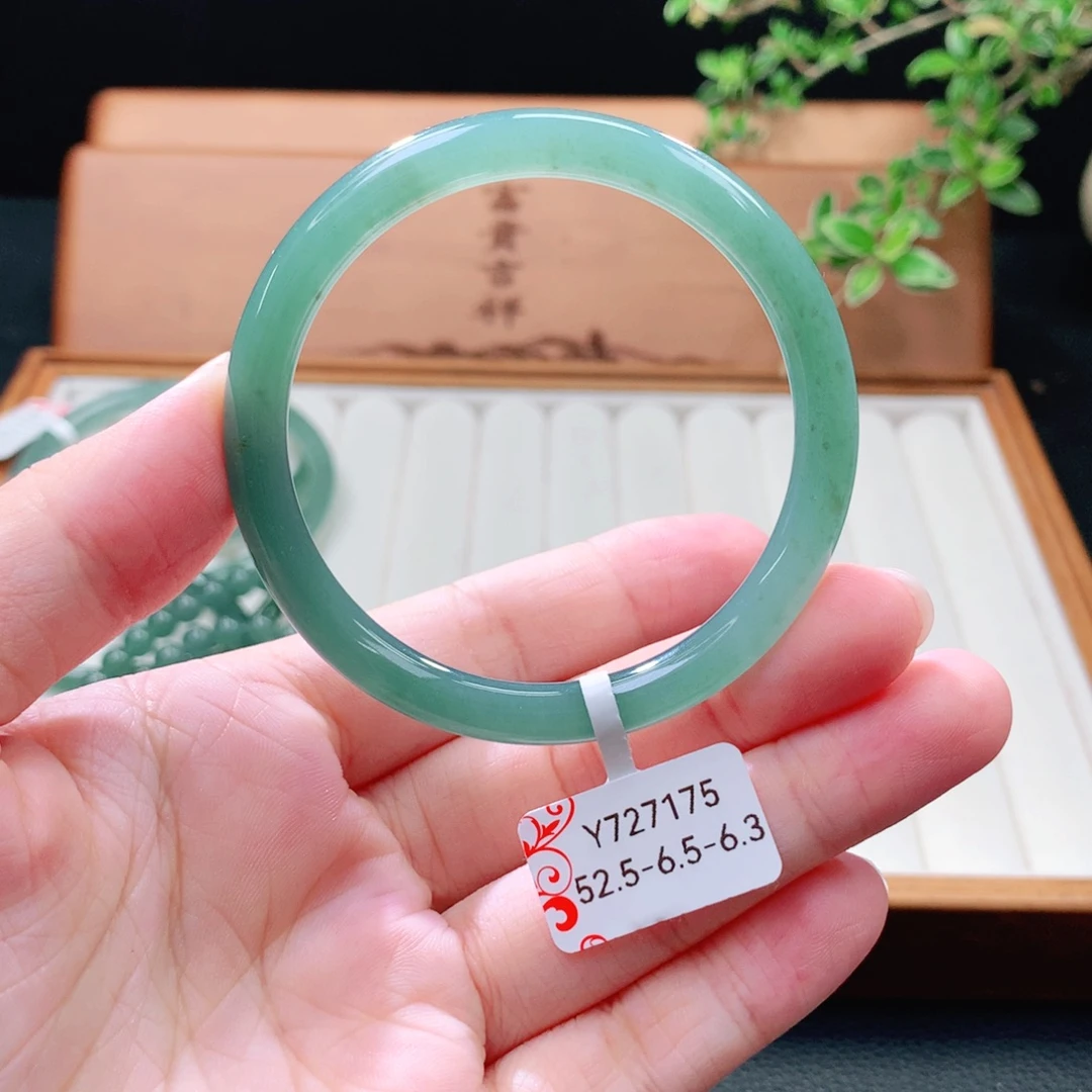 未镶嵌手镯（圆镯）翡翠