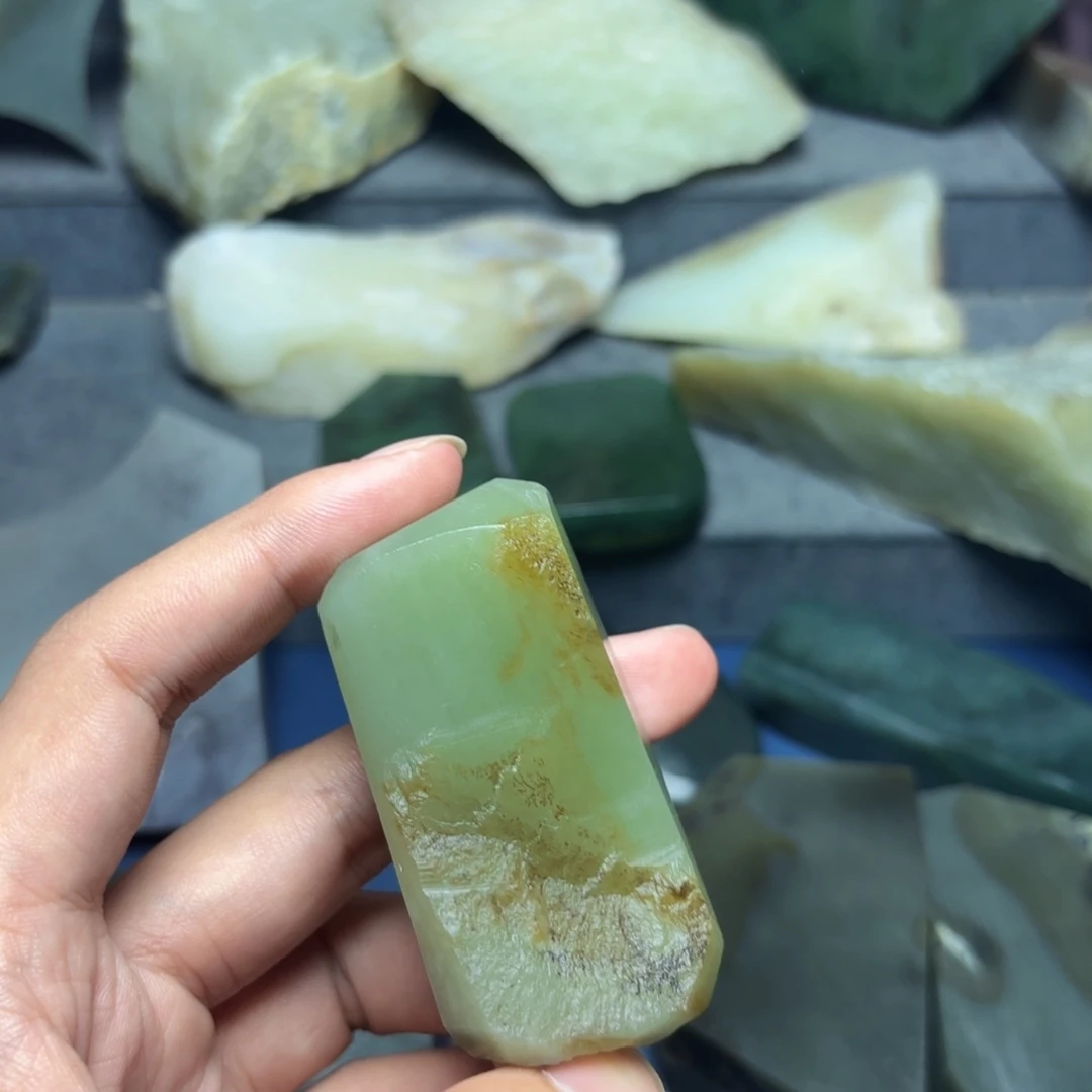 蓝***色未镶嵌和田玉(糖玉)珠宝奇石