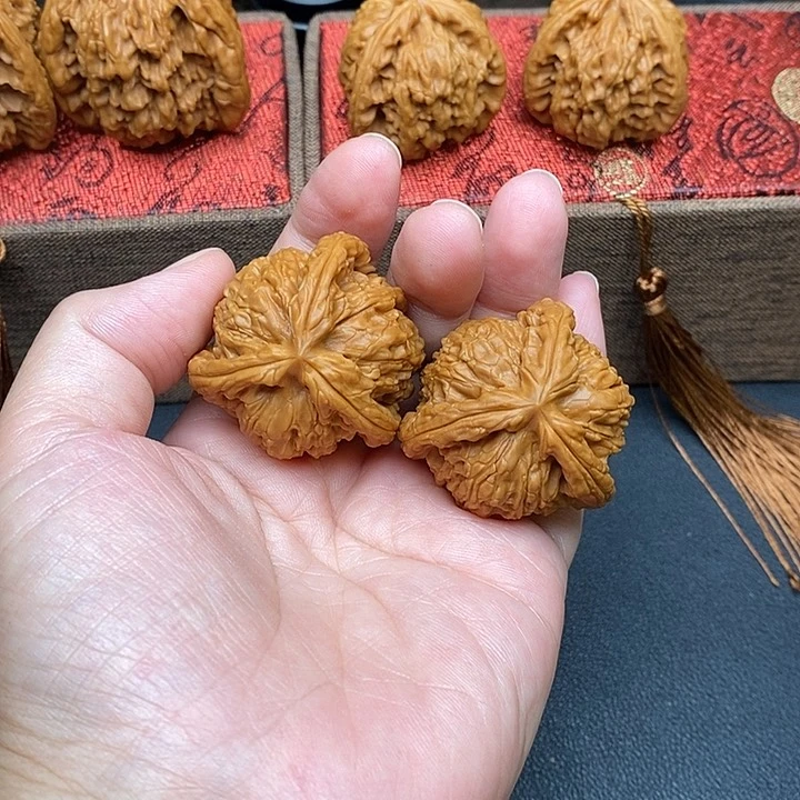 一***景文玩核桃把件白奔