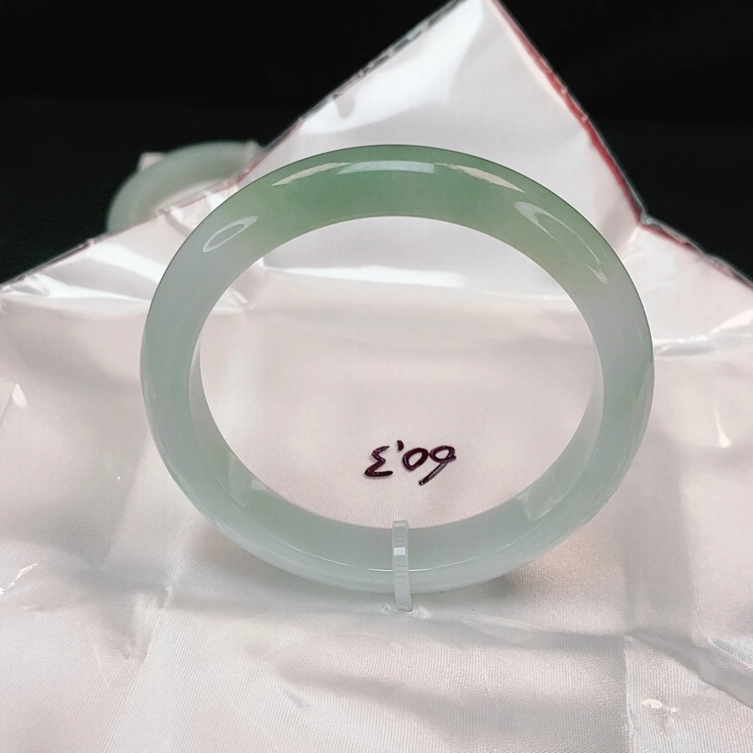 翡翠手镯未镶嵌泥鳅背