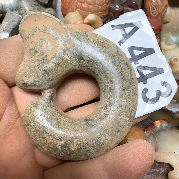 蛇纹石玉颈饰未镶嵌