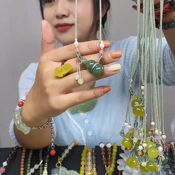 蛇纹石玉未镶嵌颈饰