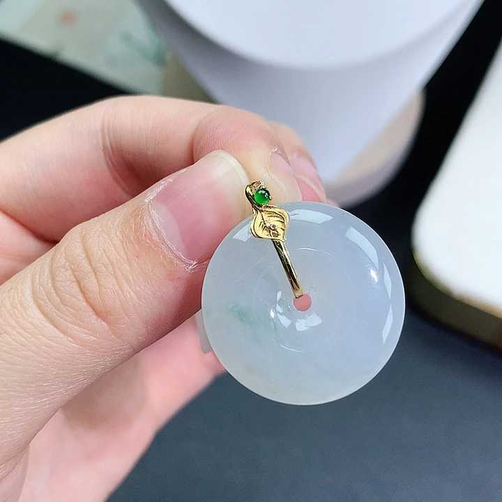 翡翠18K金镶嵌颈饰平安扣