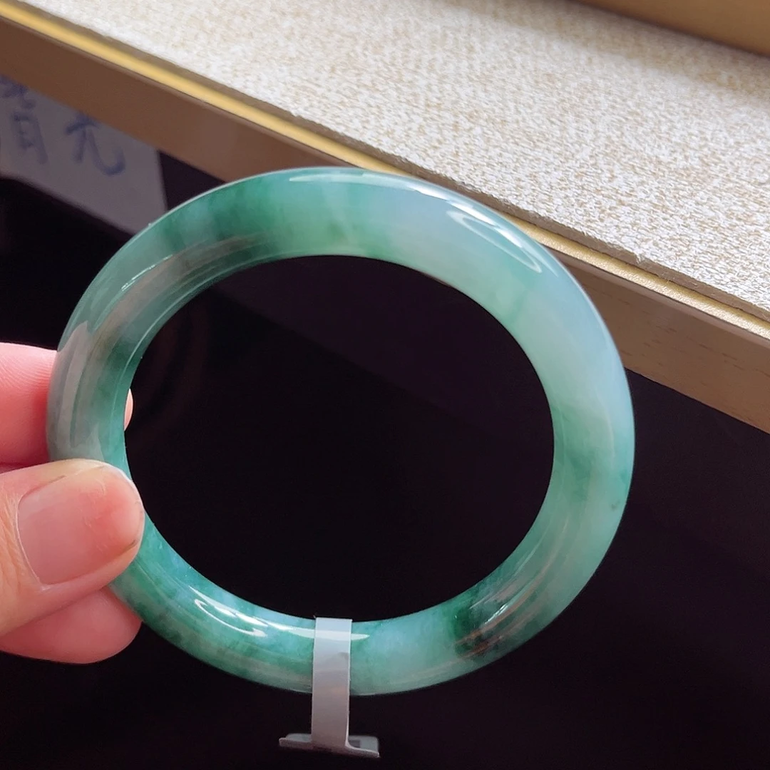 翡翠手镯未镶嵌手镯