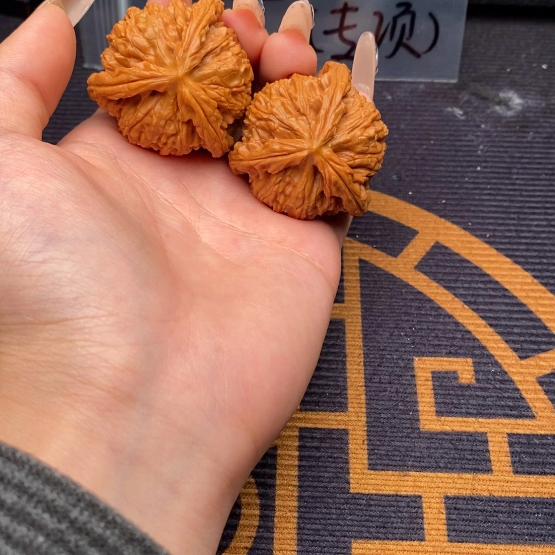 再***目文玩核桃吊坠白狮子