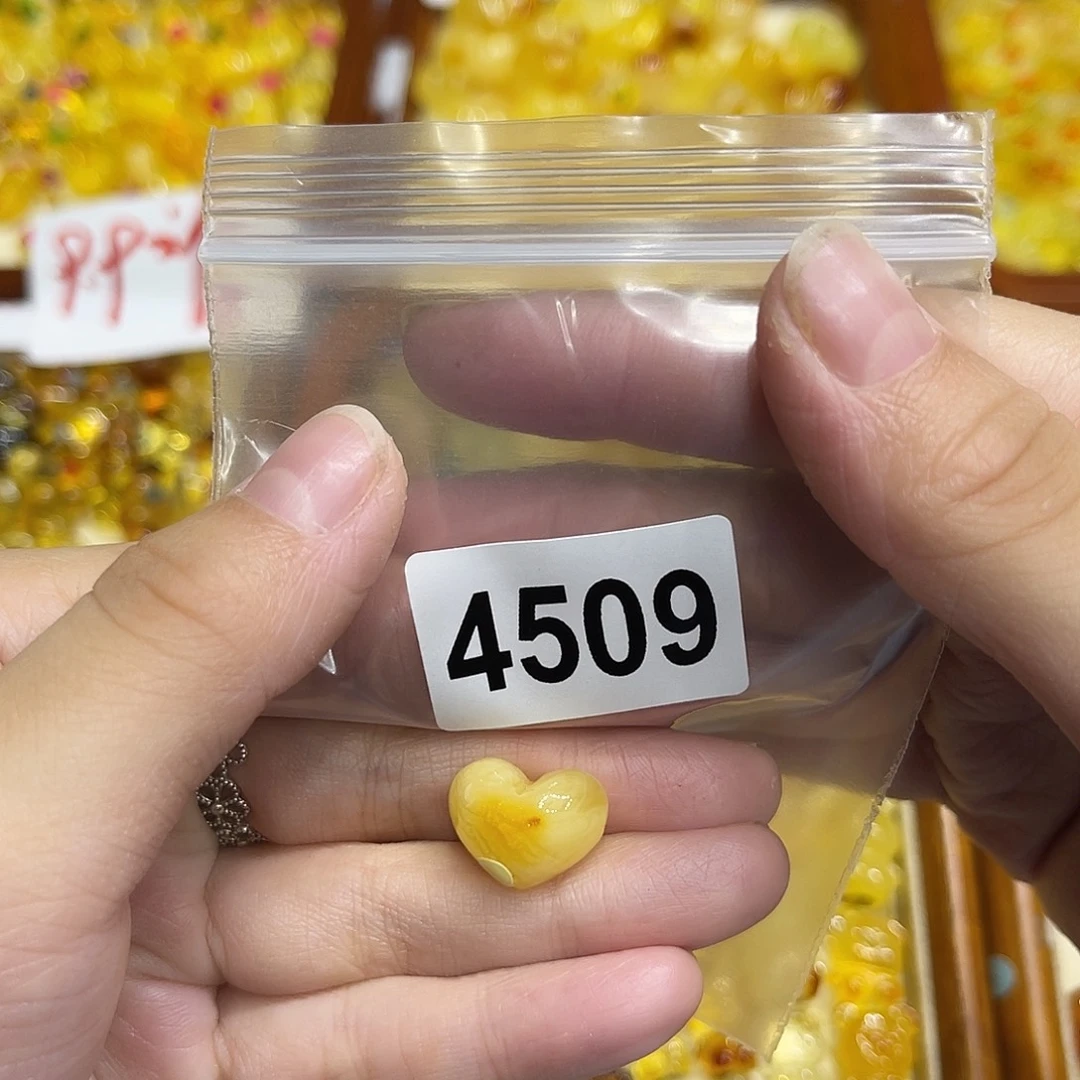琥珀未镶嵌颈饰蜜蜡