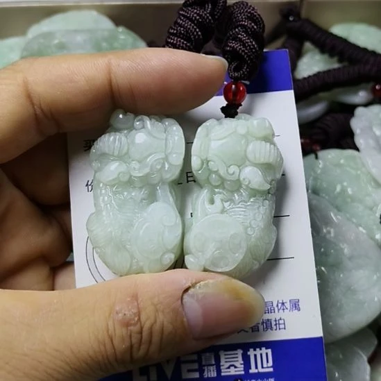 翡翠未镶嵌颈饰挂件