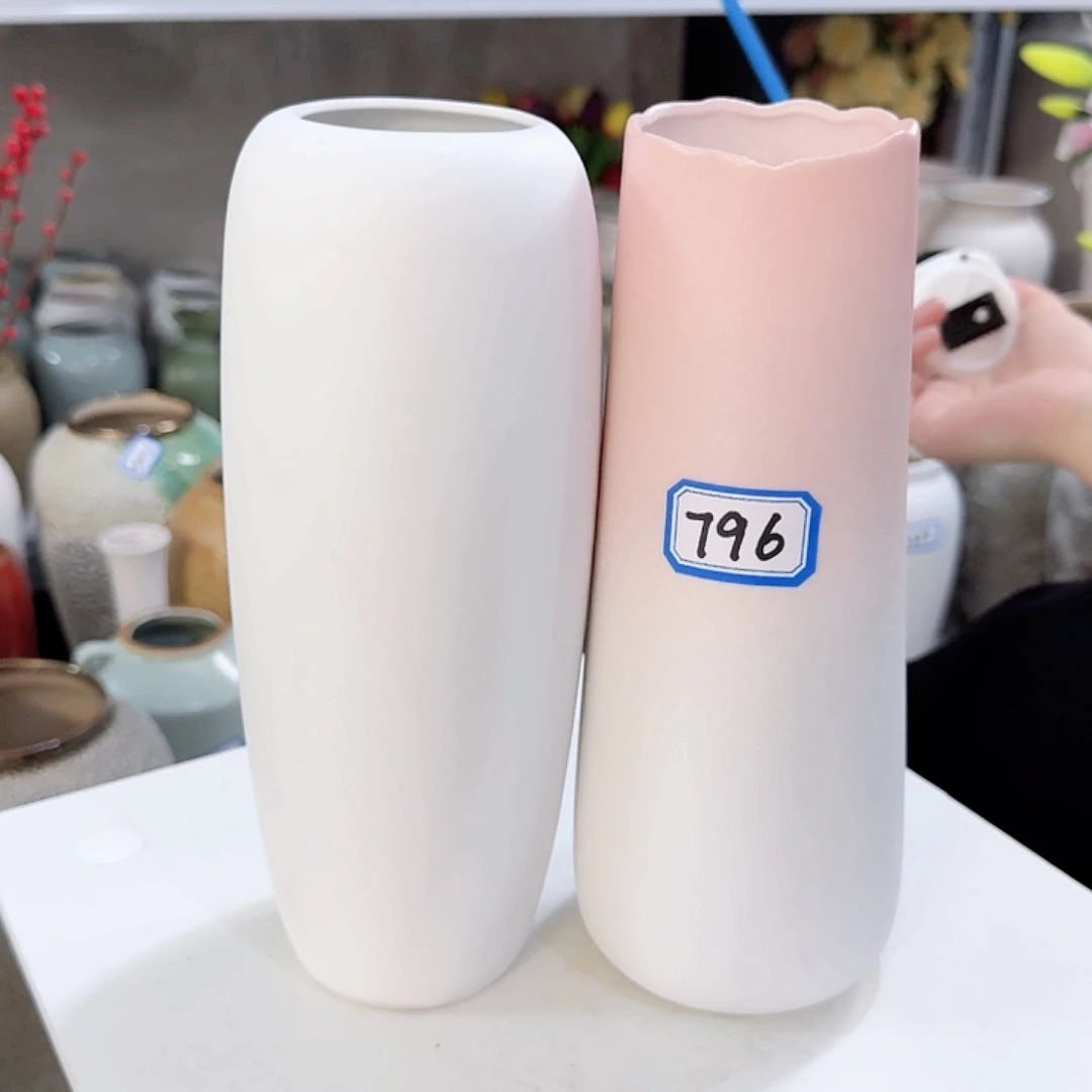 796号一对陶瓷高24厘米瑕疵