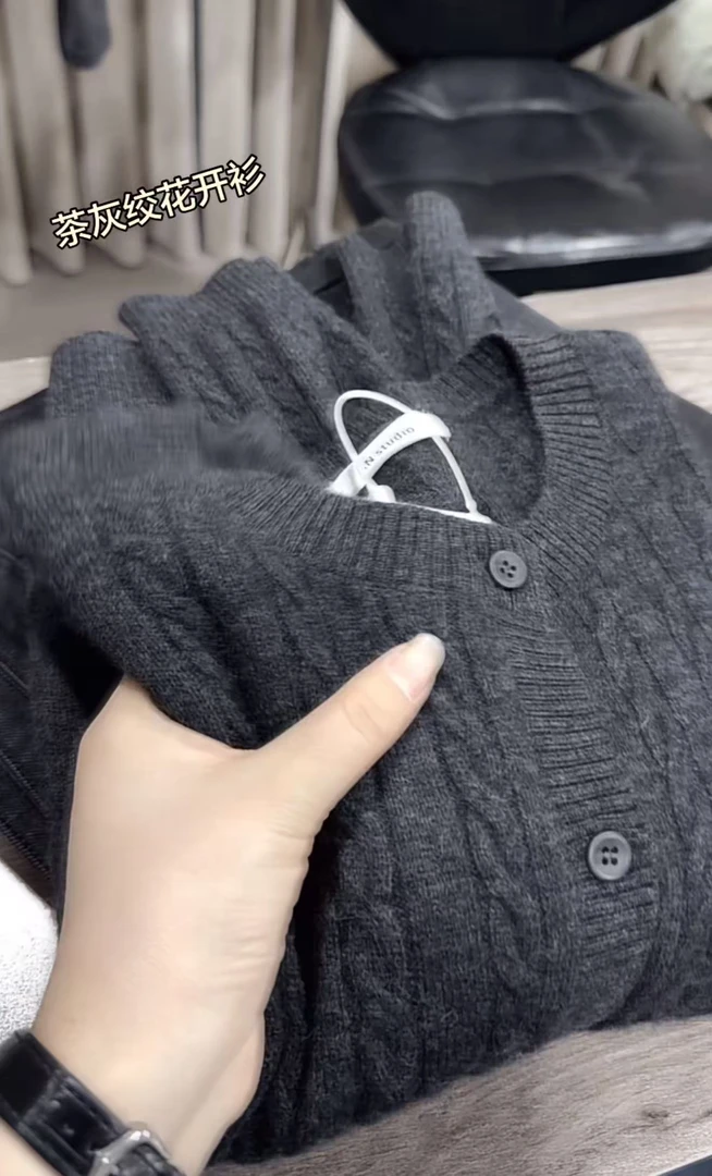 米蓝家名殿！巨洋气～茶灰麻花开衫毛衣外套029
