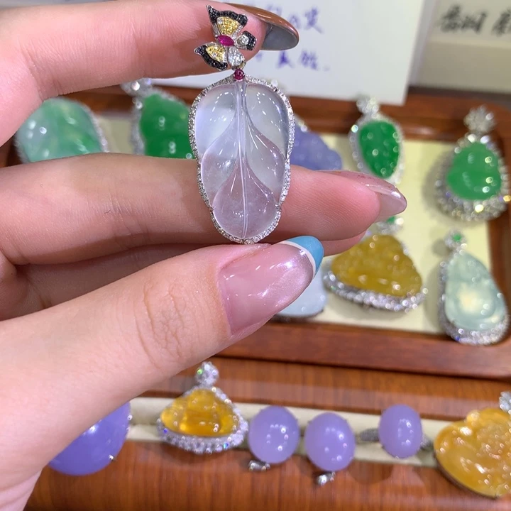 颈饰18K金镶嵌翡翠