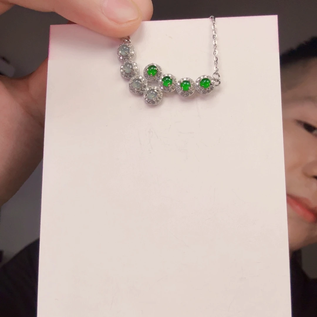 翡翠未镶嵌颈饰一件