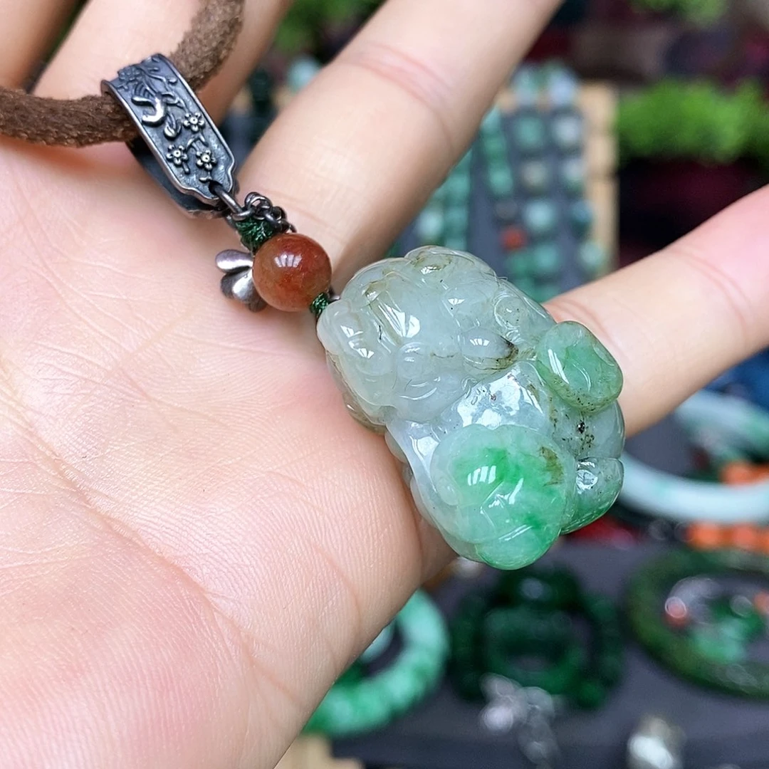 颈饰未镶嵌翡翠漂亮美眉