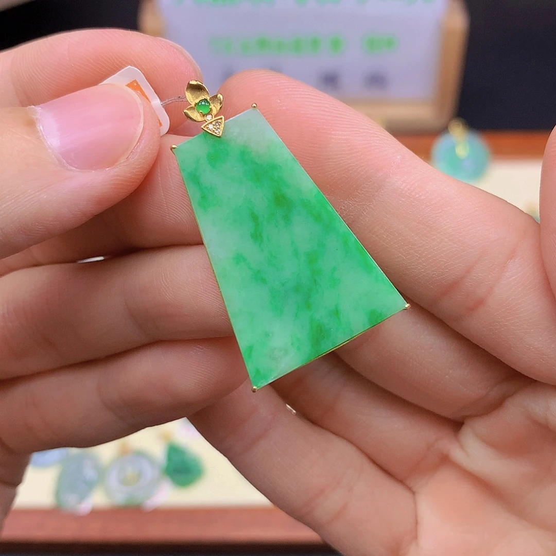 翡翠18K金镶嵌颈饰翡翠