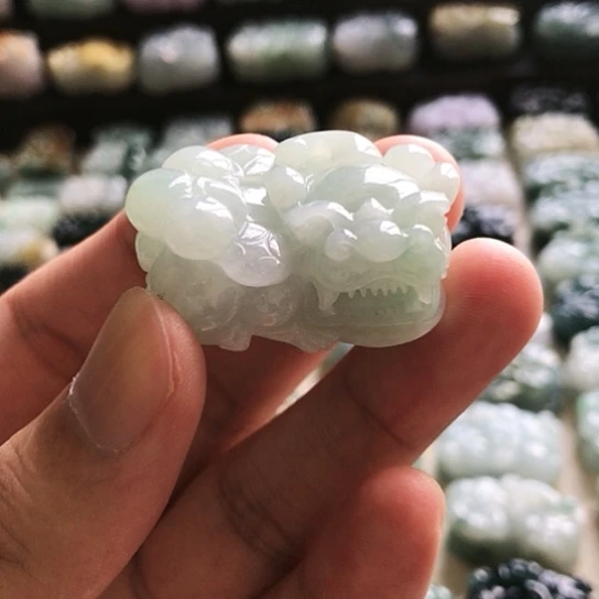 翡翠未镶嵌颈饰貔貅