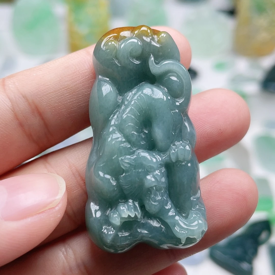 翡翠颈饰未镶嵌下山虎