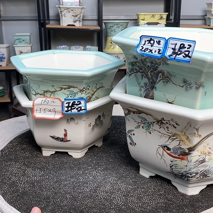 紫砂的花盆很漂亮