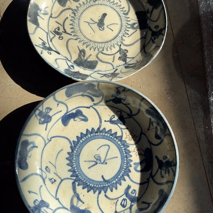 罐青花盘子两个有残了