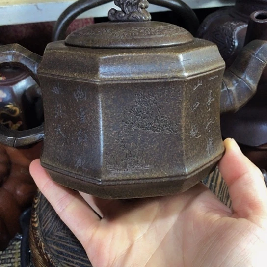 茶壶紫砂原矿泥料手工制作的一把紫砂壶。