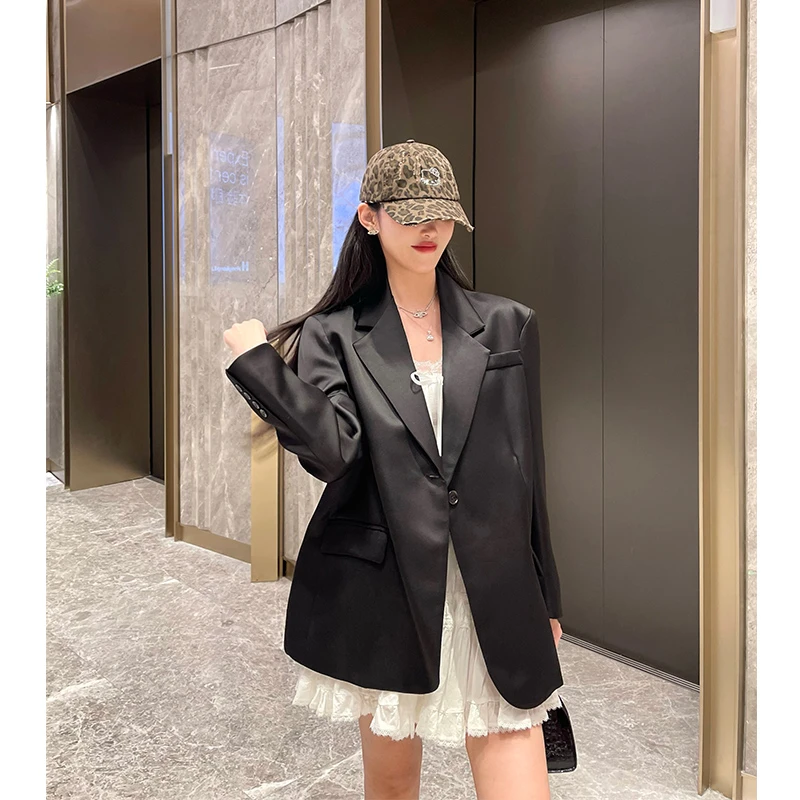 哑光缎面黑色休闲西装外套女秋季2025宽松廓形高级感西服阔肩外套