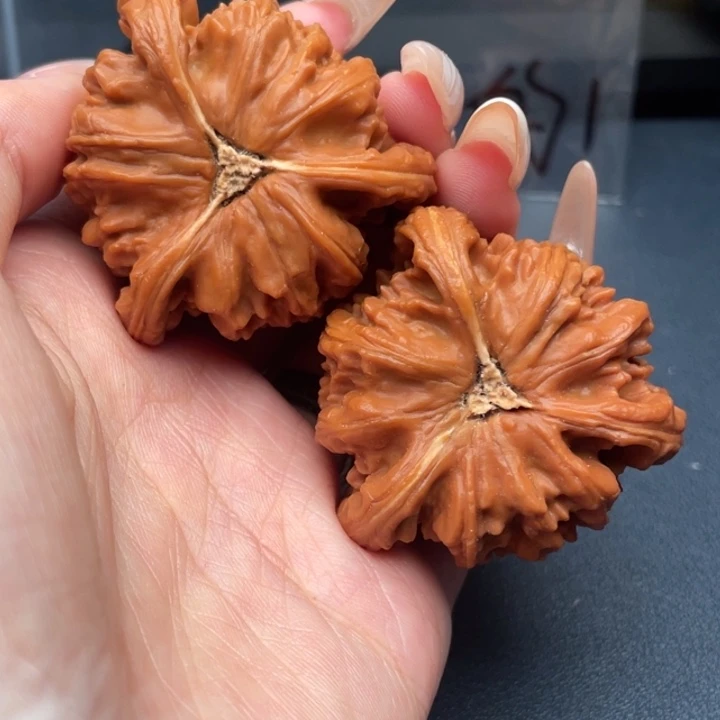 我***啦文玩核桃吊坠白狮子