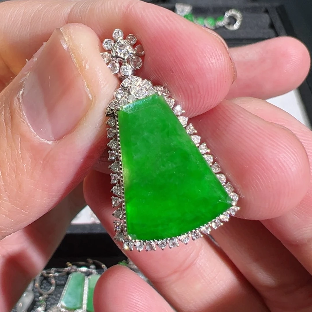 【闪购商品】翡翠吊坠(不含链)18K金镶嵌