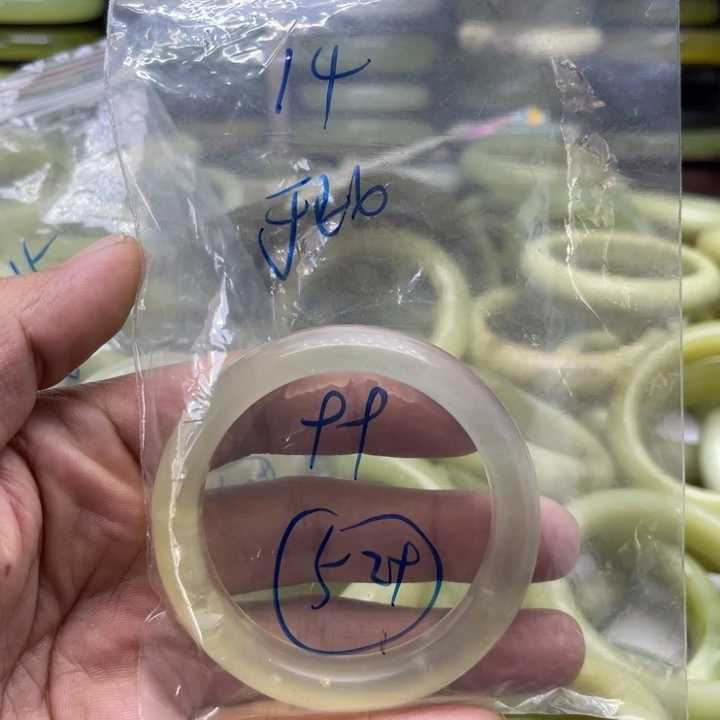 于***此蛇纹石玉未镶嵌手镯