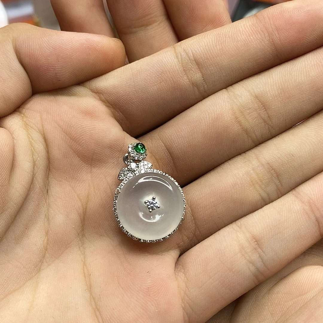 颈饰未镶嵌石英质玉