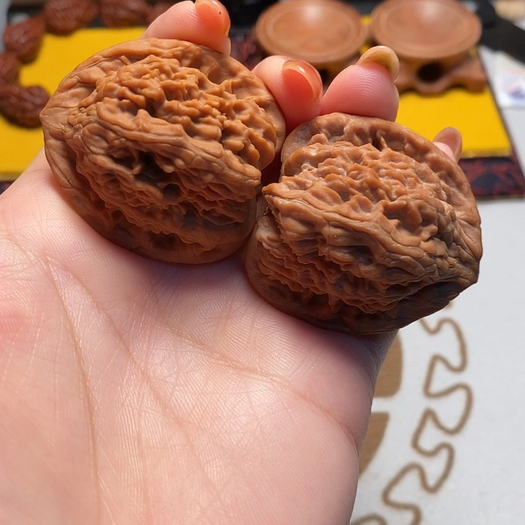 把件桃核小尺红狮子