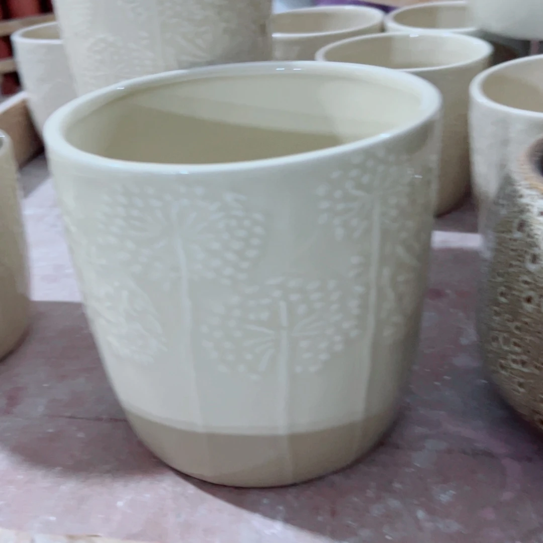 有孔，陶瓷花盆满10米包邮发货。