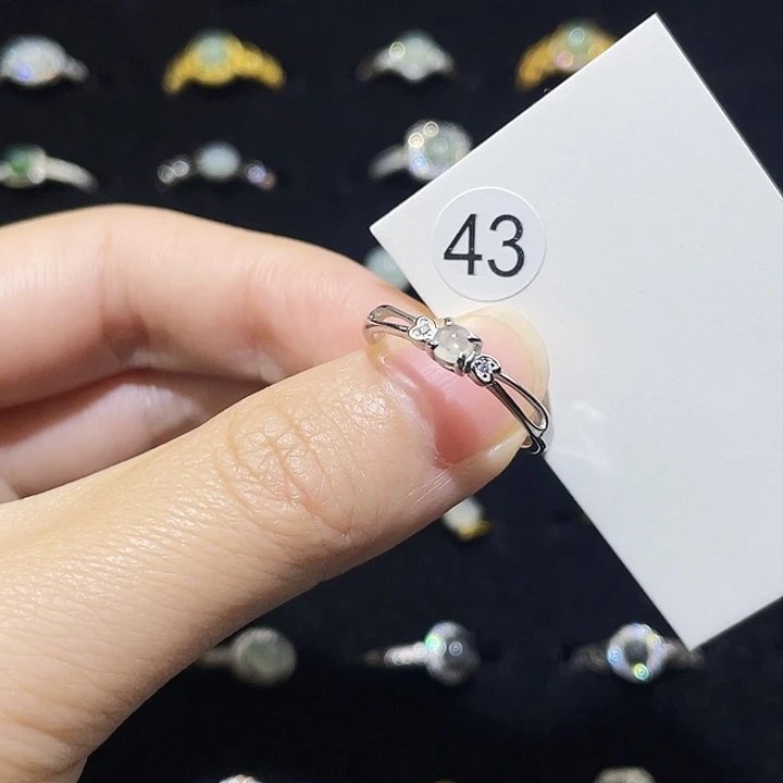 翡翠未镶嵌颈饰戒指