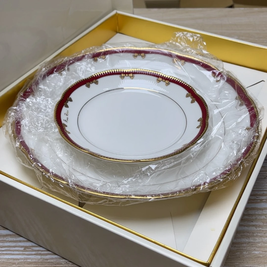 瓷片密密麻麻地排列着一个