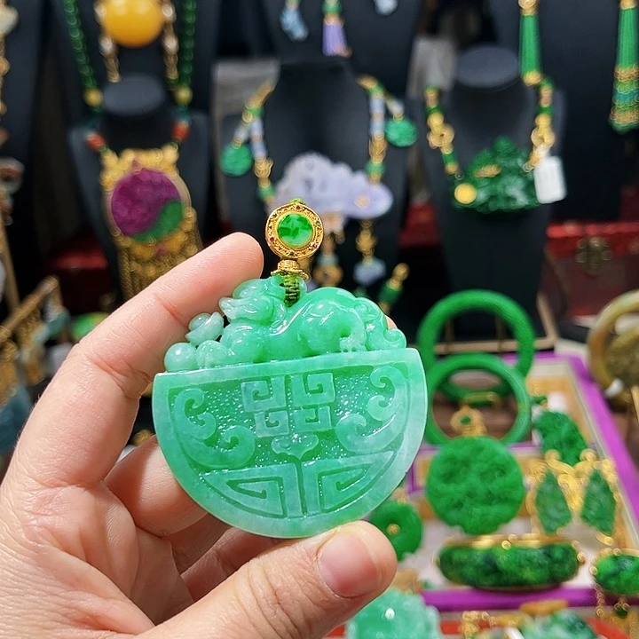 【闪购商品】翡翠吊坠(赠链)未镶嵌翡翠