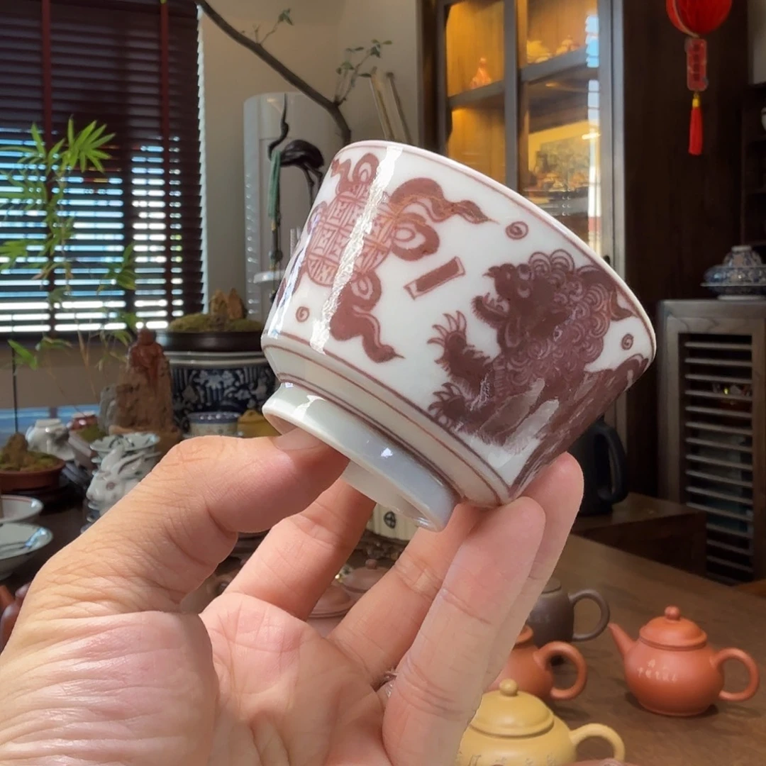 手工手绘釉理红狮子滚绣球陶瓷主人杯