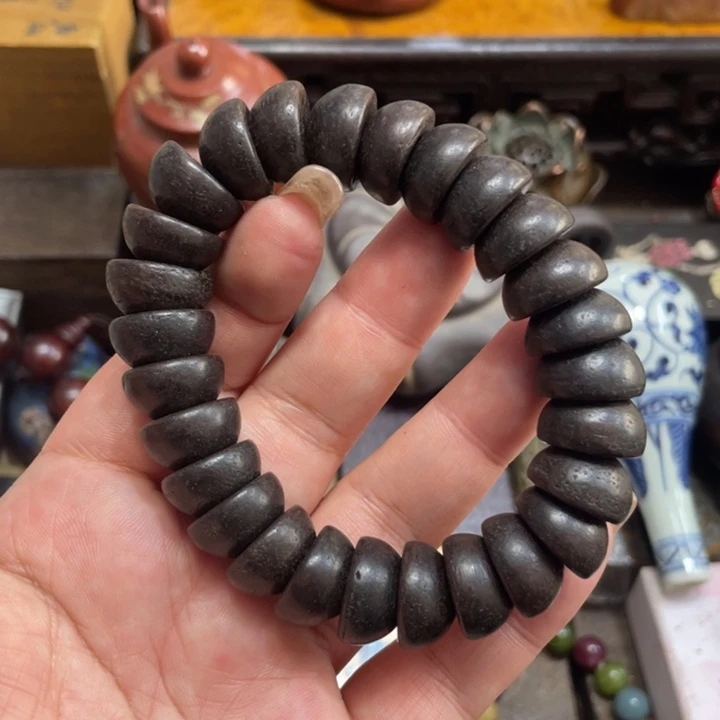 端景台条纹乌木类陶瓷艺术家的作品