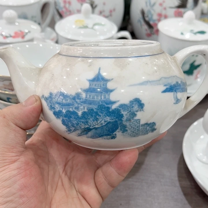 壶釉下五彩的瓷器在瓷器
