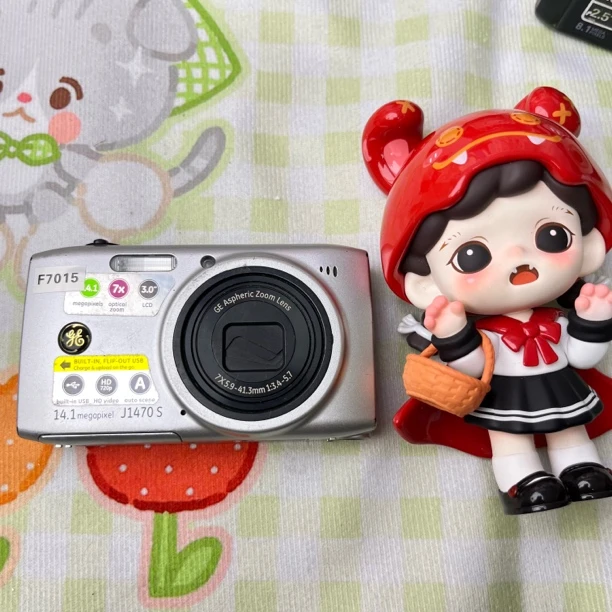 9新  通用j1470s  1400w像素  7倍 屏幕轻微压痕 成色如图配件齐