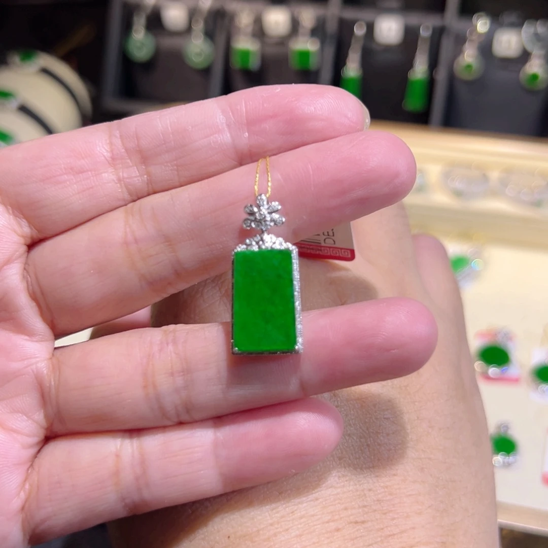 翡翠18K金镶嵌颈饰吊坠