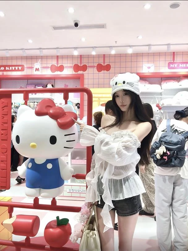 2025夏季新款法式荷叶边宽松一字领露肩上衣配美式复古牛仔短裤女