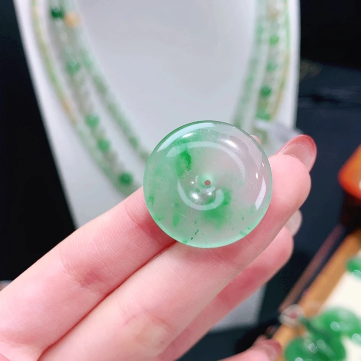 用****石英质玉未镶嵌颈饰