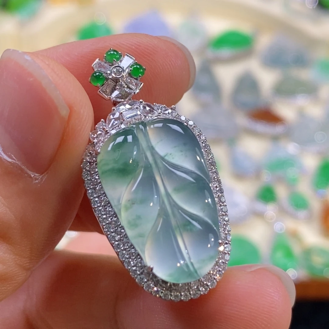 翡翠18K金镶嵌颈饰