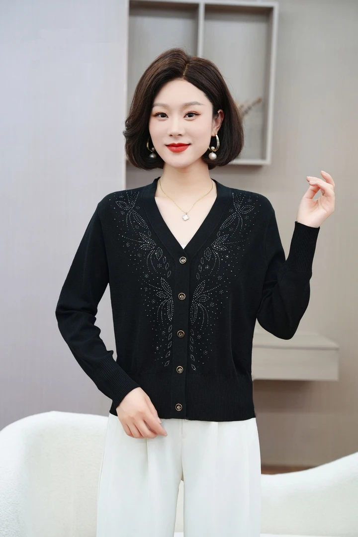 蓝卓梵央冰丝短款V领开衫蝶钻针织衫流行时尚不起球搭配藏装