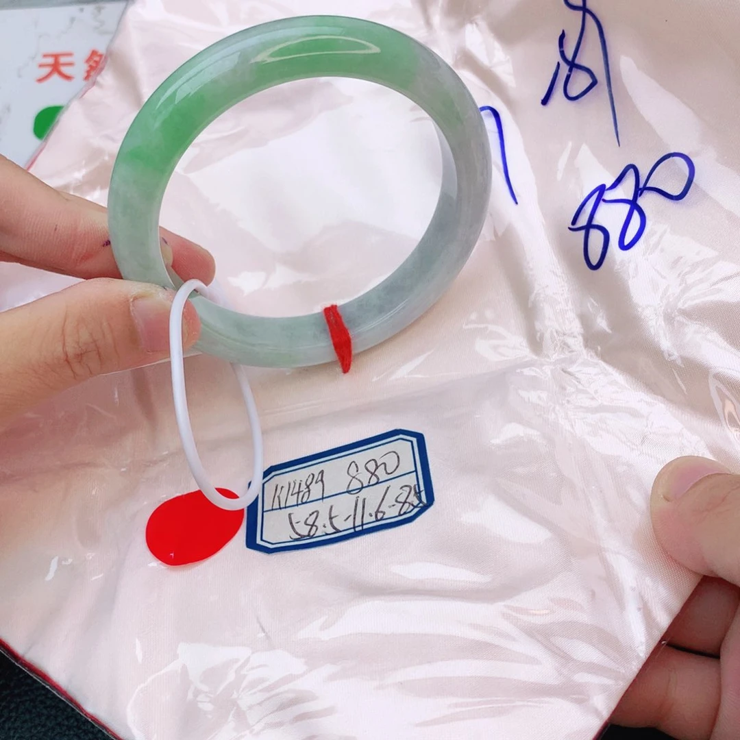 翡翠手镯未镶嵌翡翠