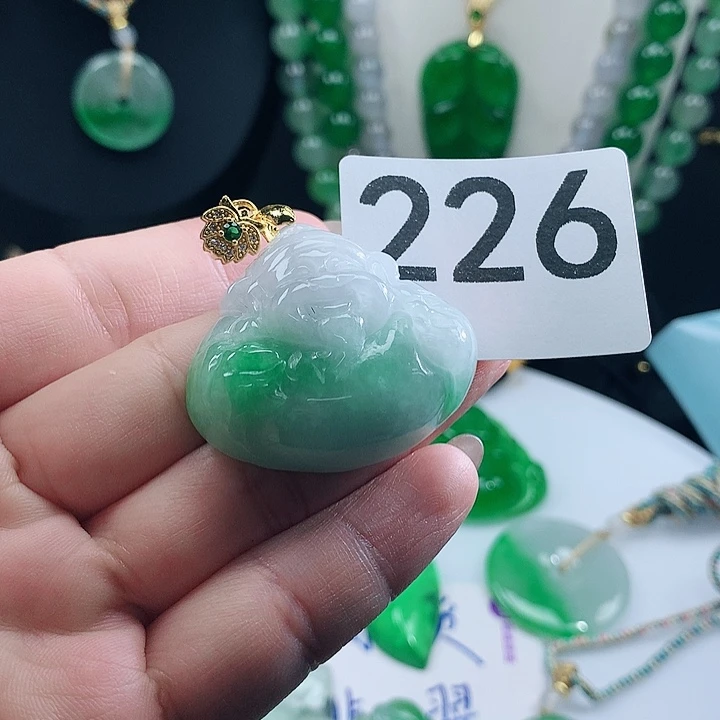 翡翠未镶嵌吊坠(赠链)