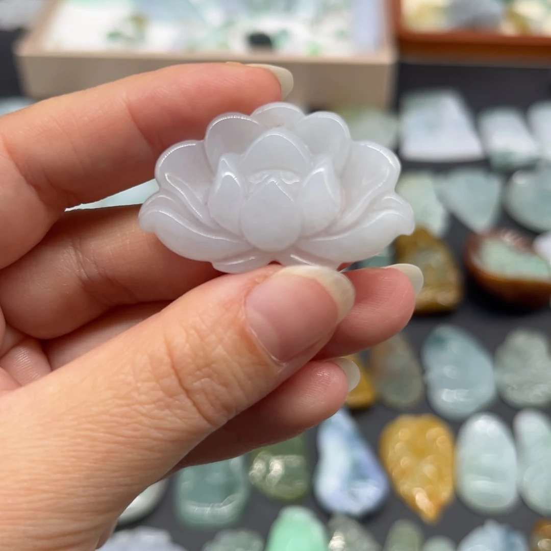 翡翠未镶嵌颈饰莲花