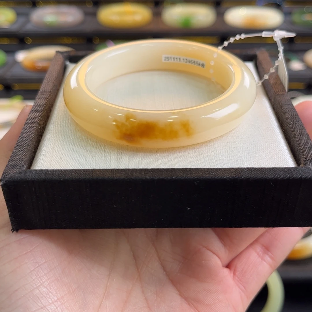 和田玉未镶嵌手镯油糕底粉糖